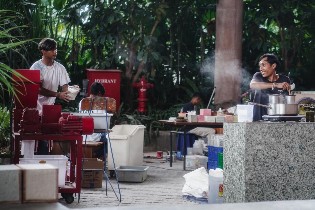 Potato Head Suites & Studios Seminyak Dış mekan fotoğraf A street vendor in Jakarta, Indonesia