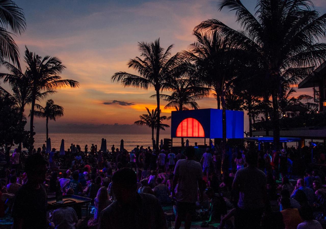 Potato Head Suites & Studios Seminyak Dış mekan fotoğraf Sunset at the beach club