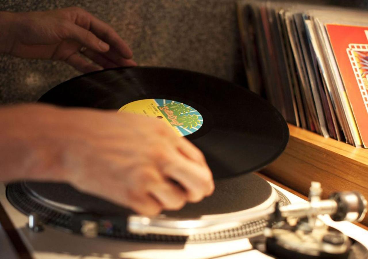 Potato Head Suites & Studios Seminyak Dış mekan fotoğraf A record being placed on a turntable